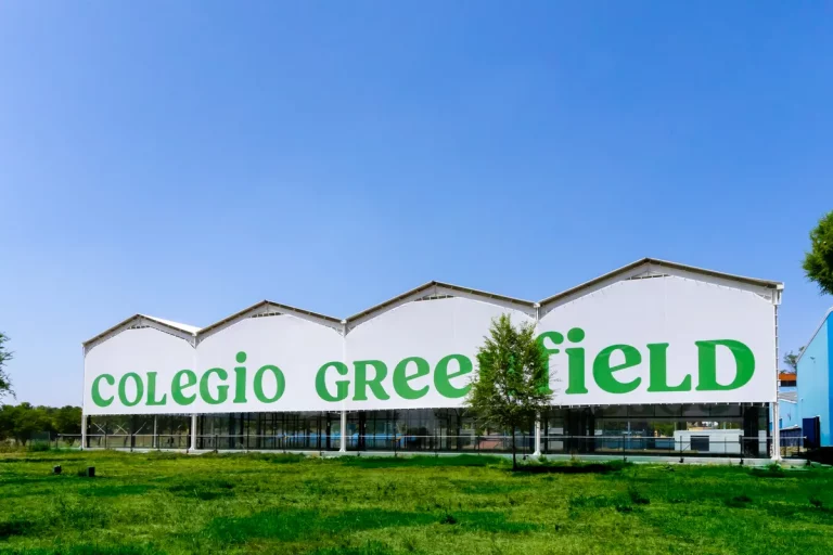 Exterior de pistas de Pádel con Logo de Colegio Greenfield