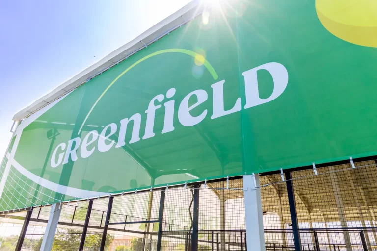 Exterior de pistas de Pádel con Logo de Greenfield