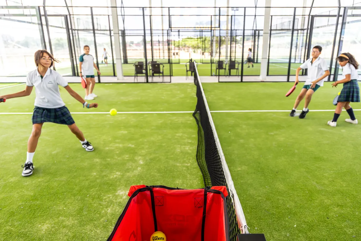 Niños jugando al Pádel