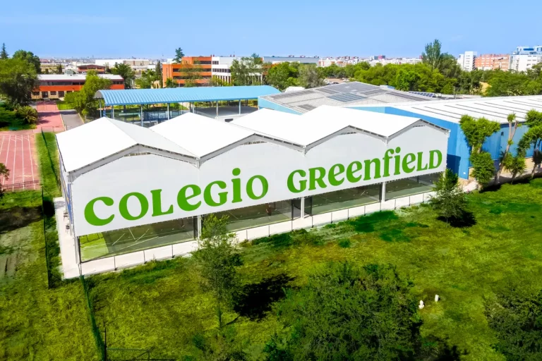 Vista aérea de pistas de Pádel con Logo de Colegio Greenfield