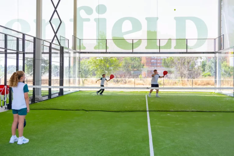 Niños jugando al Pádel en una pista de Pádel Greenfield